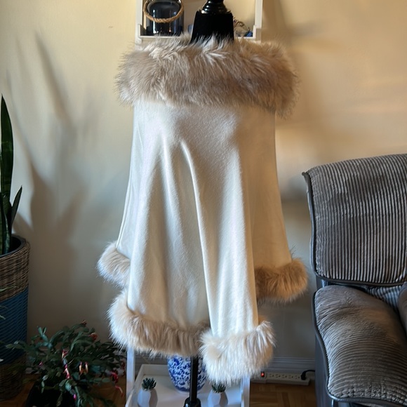 PIA ROSSINI beige poncho with faux fur trim one size - Picture 5 of 14